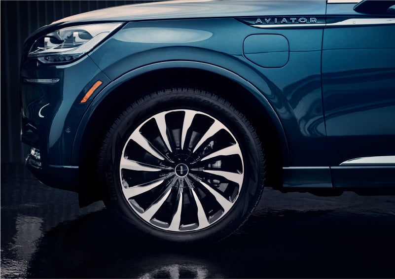 The 2023 Lincoln Aviator® Black Label Grand Touring model with unique 12-spoke wheel | Green Lincoln in Greensboro NC