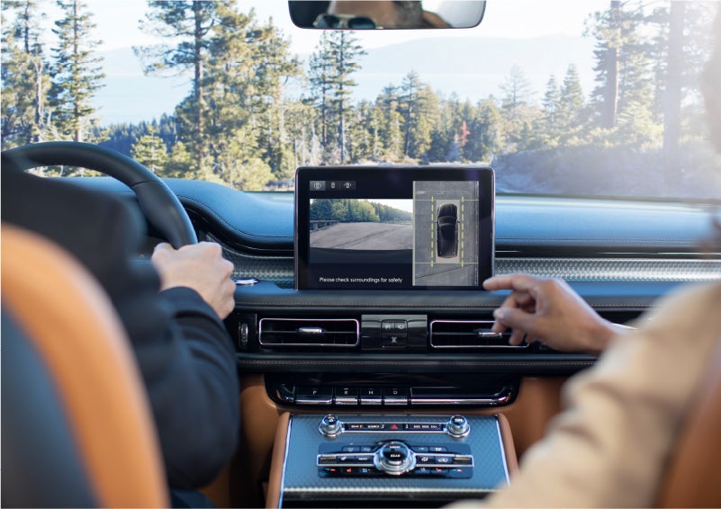 The 360-Degree Camera shows a bird’s eye view of a Lincoln Aviator® SUV from above | Green Lincoln in Greensboro NC