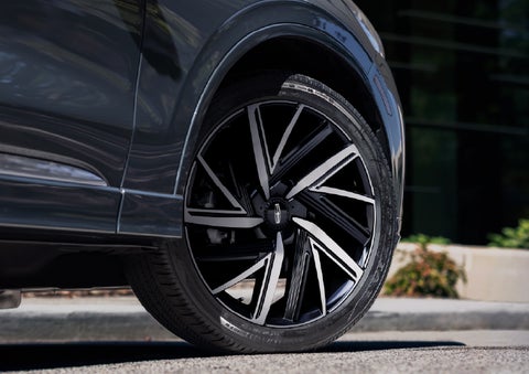 The wheel of the 2026 Lincoln Aviator® SUV is shown slightly angled out | Green Lincoln in Greensboro NC