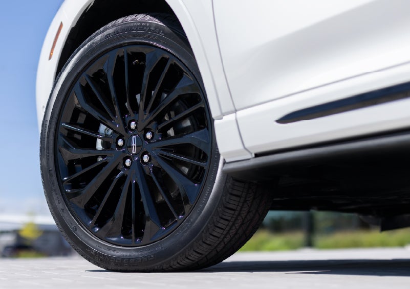 A stylish 20-inch black aluminum wheel of the available Jet Appearance Package is shown. | Green Lincoln in Greensboro NC