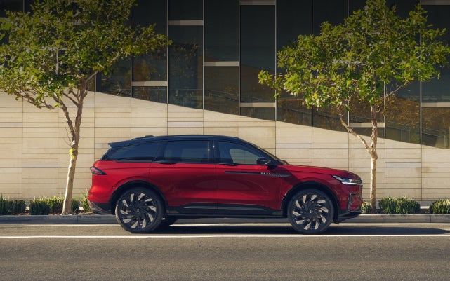 A 2026 Lincoln Nautilus® SUV with an available Hybrid Powertrain is parked in an urban setting. | Green Lincoln in Greensboro NC