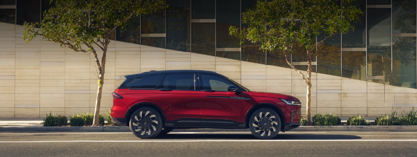 A 2026 Lincoln Nautilus® SUV with an available Hybrid Powertrain is parked in an urban setting. | Green Lincoln in Greensboro NC