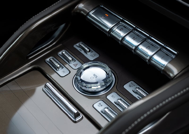 A crystal-inspired volume knob is shown in the center floor console of a 2026 Lincoln Nautilus® SUV. | Green Lincoln in Greensboro NC
