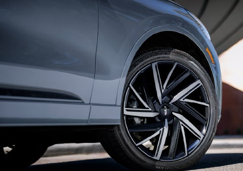 The wheel of the 2027 Lincoln Aviator® Black Label™ SUV is shown slightly angled out. | Green Lincoln in Greensboro NC