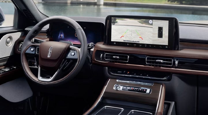 The backup camera of the 2027 Lincoln Aviator® SUV is displayed on screen. | Green Lincoln in Greensboro NC